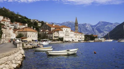 Historische Gebäude säumen die Küste von Perast in Montenegro
