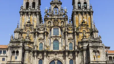 Die Fassade der Kathedrale von Santiago de Compostela mit ihren markanten Türmen.