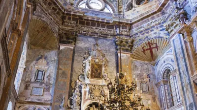 Prunkvoller Altarraum in der Kathedrale von Santiago de Compostela