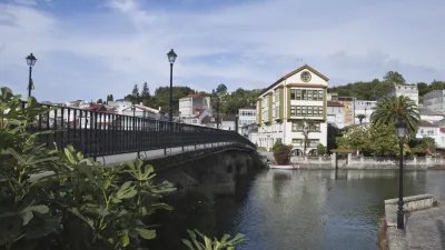 Historische Brücke über einen Fluss in der Stadt Betanzos.