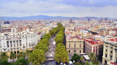 Belebte Las Ramblas mit Bäumen und Gebäuden in Barcelona.