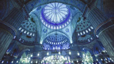 Innenansicht der Blauen Moschee mit beeindruckender Kuppel und Ornamenten.