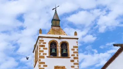 Weißer Glockenturm einer Kirche in Betancuria