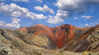 Rote Felsen und vulkanische Landschaft in Timanfaya, Lanzarote.