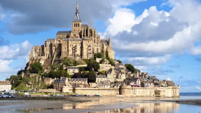 Bei Flut wird der Mont Saint Michel zur Insel, Frankreich