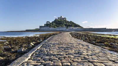 Historische Burg auf einer Gezeiteninsel ist über einen Damm erreichbar