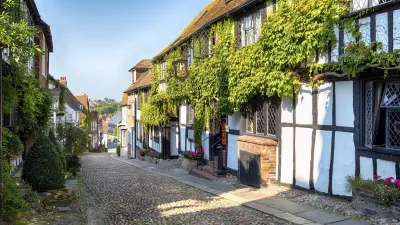 Historische Fachwerkhäuser säumen eine gepflasterte Straße in Rye, England