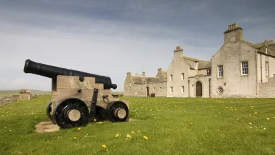 Historische Kanone vor dem Skaill House in Kirkwall, Schottland