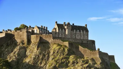 Edinburgh Castle thront auf einem Felsen