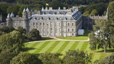 Holyrood Palace in Edinburgh mit gepflegtem Rasen