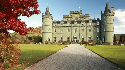 Inveraray Castle thront majestätisch vor grüner Landschaft.