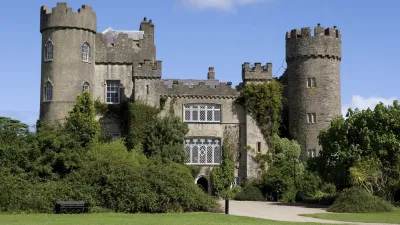 Malahide Castle in Irland zeigt eine mittelalterliche Burg mit Türmen