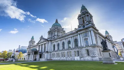 Belfaster Rathaus mit Denkmal im Vordergrund