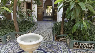 Marokkanischer Innenhof mit kunstvollen Fliesen und einem Brunnen