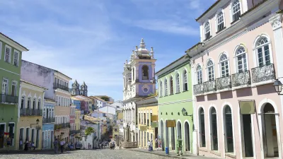 Bunte Kolonialgebäude säumen die historische Straße in Salvador da Bahia