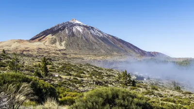 Der Teide Nationalpark auf Teneriffa zeigt den Vulkan im Sonnenlicht.