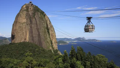Seilbahn fährt zum Zuckerhut mit Blick auf das Meer