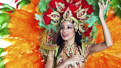 Fröhliche Sambatänzerin mit farbenprächtigem Federkostüm