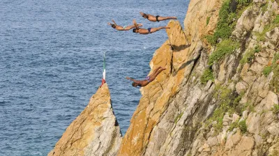 Felsenspringer stürzen sich von Klippen ins türkisfarbene Meer.