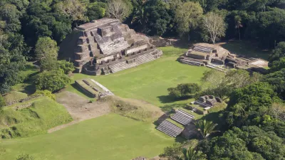 Maya-Ruinen von Altun Ha in Belize aus der Vogelperspektive.