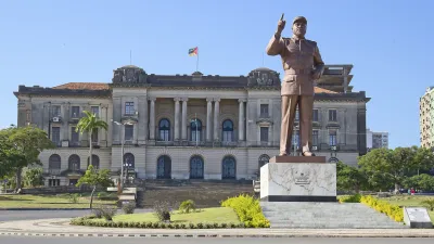 Ein Denkmal steht vor dem historischen Rathaus in Maputo, Mosambik.