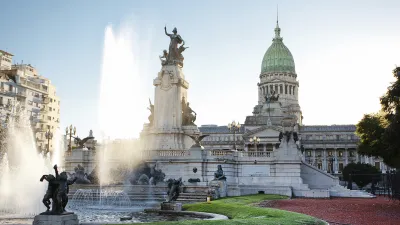 Kongressgebäude in Buenos Aires mit Brunnen im Vordergrund