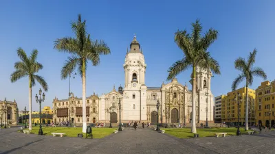 Die Kathedrale von Lima steht im Zentrum eines belebten Platzes.