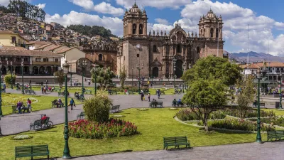 Die Kathedrale von Cusco steht im Zentrum eines belebten Platzes.