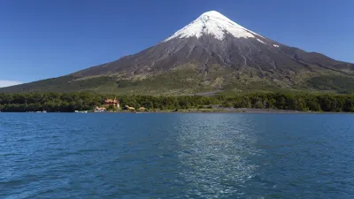 Vulkan Osorno erhebt sich majestätisch über dem See.