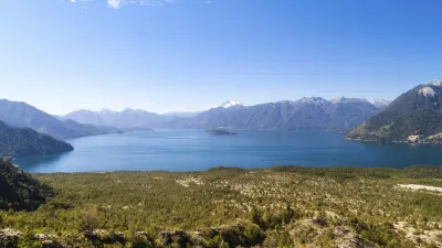 Chileanischer See mit Bergen im Hintergrund