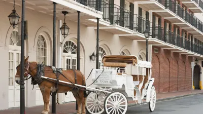 Pferdekutsche fährt durch die historische Altstadt von New Orleans