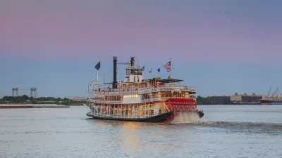 Dampfer fährt auf dem Mississippi River bei Sonnenuntergang.