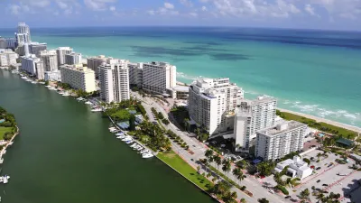 Miami Beach mit hohen Wohngebäuden und türkisfarbenem Meer.