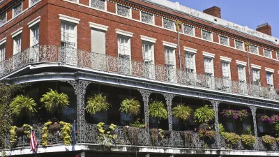 Historisches Gebäude mit verzierten Balkonen und Blumenkästen