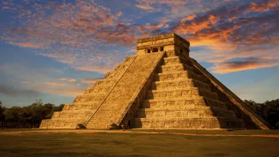Die Pyramide El Castillo in Chichen Itza erhebt sich majestätisch.