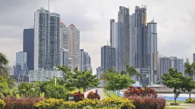 Panama City Skyline mit modernen Hochhäusern und üppiger Vegetation.