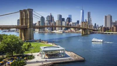 Blick auf die Brooklyn Bridge mit Manhattan im Hintergrund