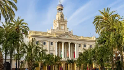 Historisches Rathaus von Cádiz mit Säulen und einer Kuppel