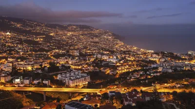 Funkelnde Stadtlichter erhellen die nächtliche Landschaft von Funchal.