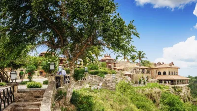 Karibische Anlage Altos de Chavón mit Blick auf die Landschaft