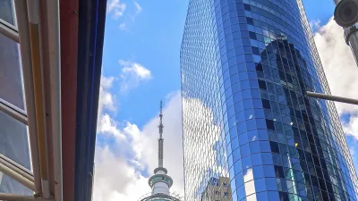 Der Skytower dominiert die Skyline von Auckland.