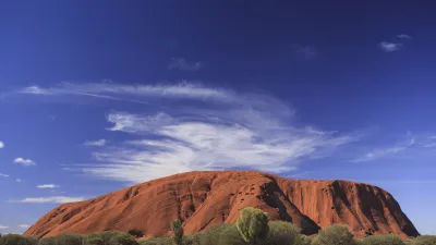 Der Ayers Rock erhebt sich majestätisch über der australischen Landschaft.