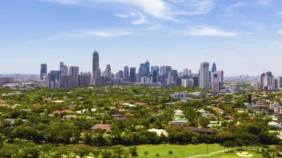 Manila Stadtbild mit Wolkenkratzern und viel Grün im Vordergrund