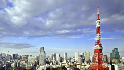 Der rote Tokio-Turm ragt über die Stadtlandschaft.