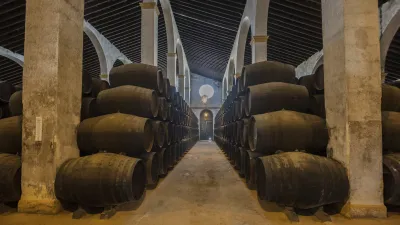 Sherryfässer lagern in einem dunklen Keller