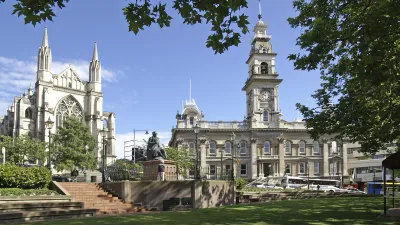 Historischer Platz in Dunedin mit Kirche und Rathaus