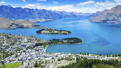Queenstown mit Blick auf den See Wakatipu und die umliegenden Berge