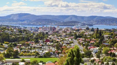 Hobart, Tasmanien, mit Stadtlandschaft und Hafen im Hintergrund