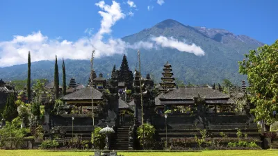 Der Besakih-Tempel thront majestätisch vor dem Berg Agung auf Bali.