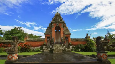 Traditioneller balinesischer Tempel mit kunstvollen Steinskulpturen